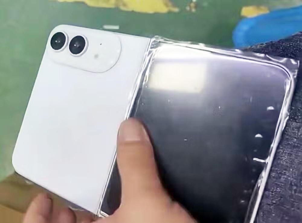 Suposto protótipo do iPhone dobrável vazado por Ice Universe