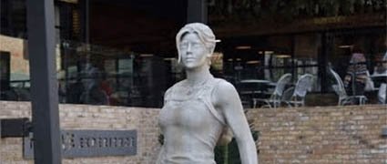 Fãs arrecadam R$ 227 mil para levar estátua de Lara Croft de volta a Derby