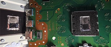 PS5 usado na vertical apresenta metal líquido concentrado em um lado da APU; técnico recomenda posição horizontal